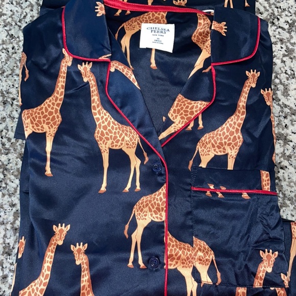 Chelsea Peers • Giraffe Print Pajama Set - Picture 4 of 5